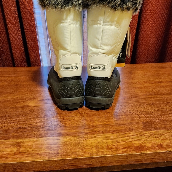 Snow Boots - Picture 2 of 4